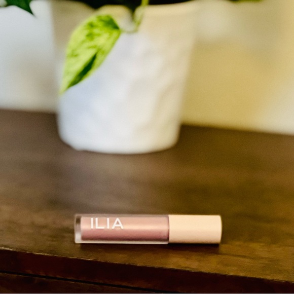 ILIA liquid powder chromatic eye tint in Aura - Picture 2 of 4